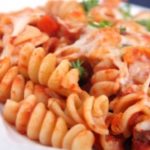 Gratin de poulet aux pâtes à la mozzarella et à l'ail