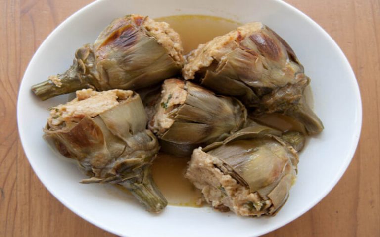 Artichauts farcis de fromage et œufs à l’ail