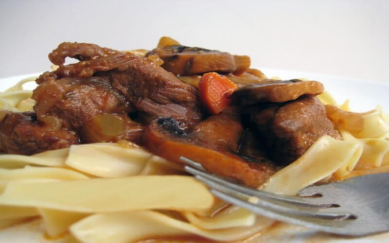 Boeuf braisé à la bière et aux légumes bon plat d’hiver