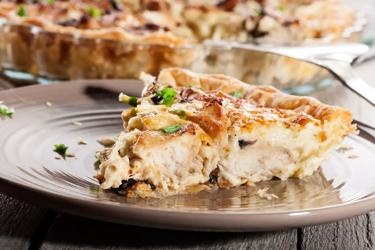 Tourte au poulet et aux champignons à la béchamel