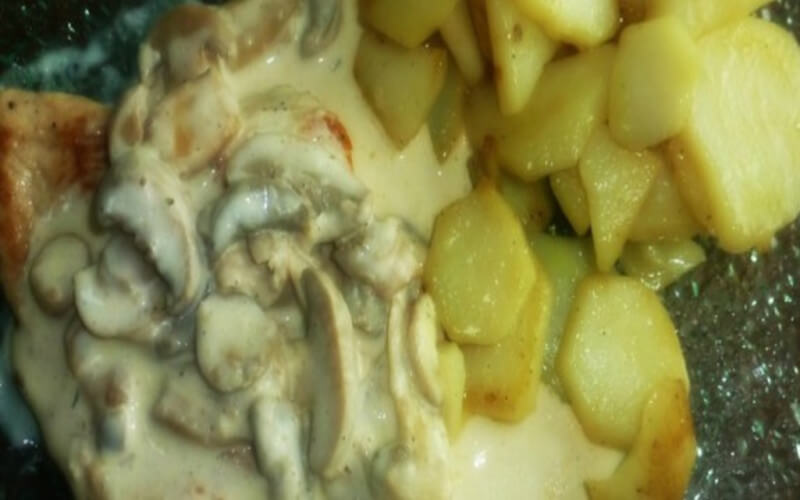 Pommes de terre, champignons à la crème à la poêle