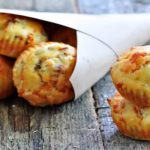 Mini cakes salés aux lardons et au fromage râpé