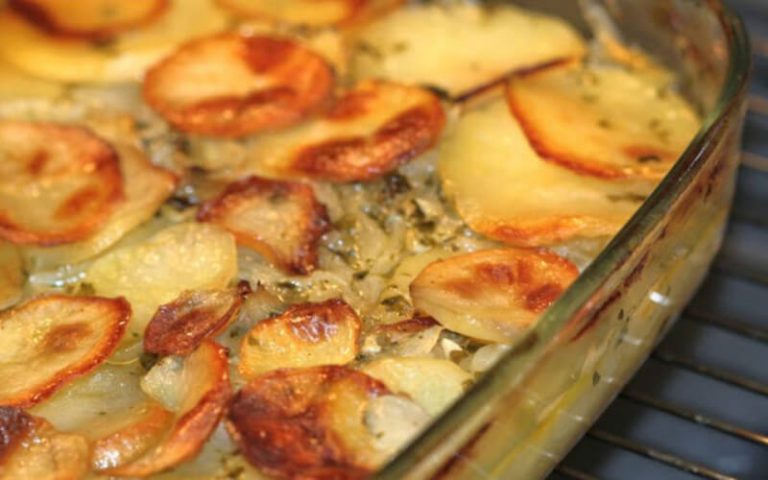 Pommes de terres aux oignons à l’ail au four