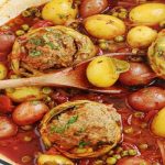 Artichauts farcis à la viande hachée mijotés aux légumes