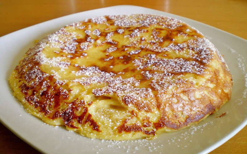 Gâteau aux pommes cuit dans une poêle