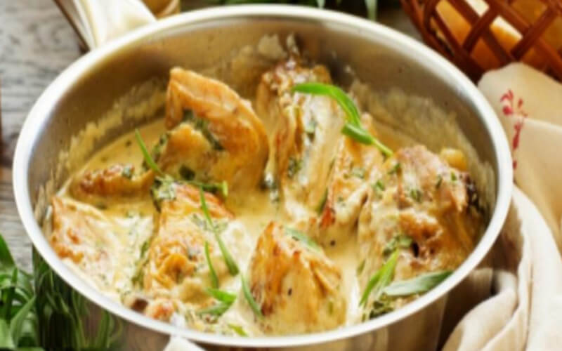 Poitrines de poulet poêlées sauce crémeuse à l'ail et miel