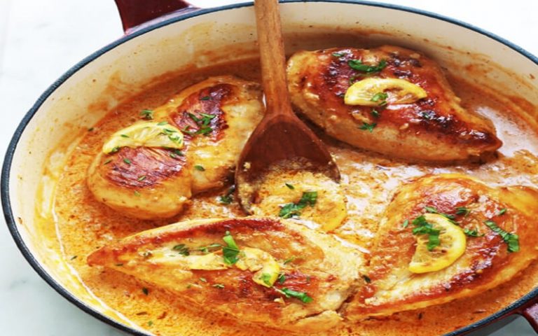 Poitrines de poulet sauce crémeuse à l’ail et citron