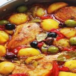 Poulet aux poivrons, pommes de terre, oignons, olives