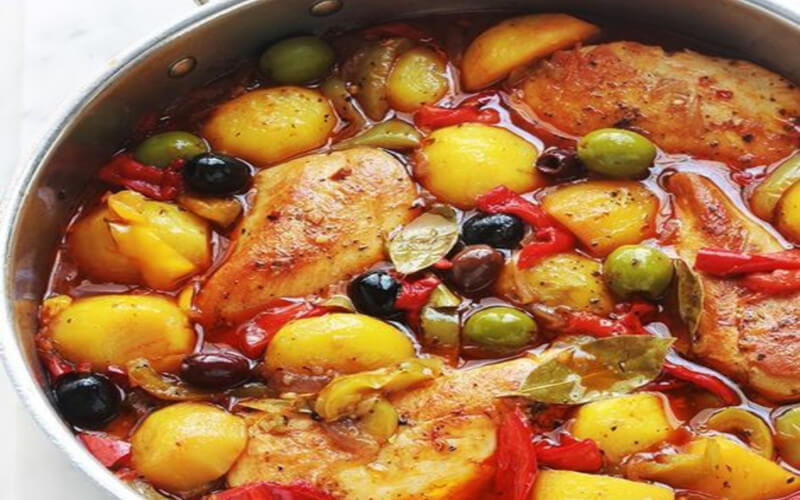 Poulet aux poivrons, pommes de terre, oignons, olives