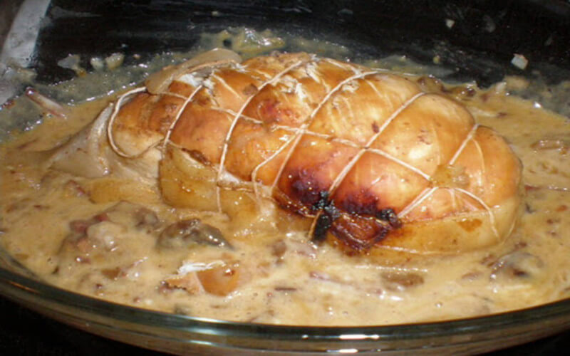 Rôti de dinde forestier en cocotte plat riche et savoureux