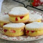 Biscuits aux fraises et à la crème pâtissière