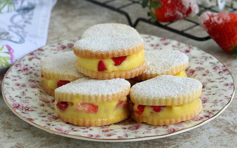 Biscuits aux fraises et à la crème pâtissière