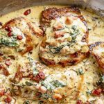 Cuisses de Poulet Crémeuses de Dijon au Bacon et aux Épinards