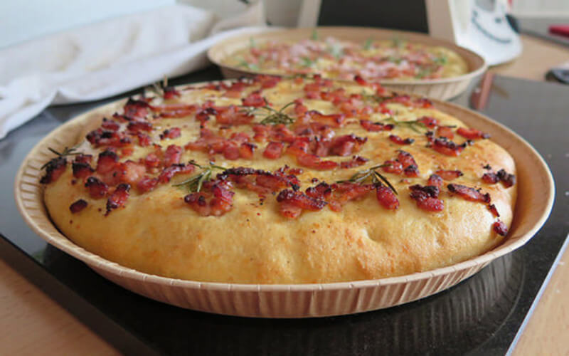 Focaccia (ou fougasse) aux lardons, romarin et parmesan