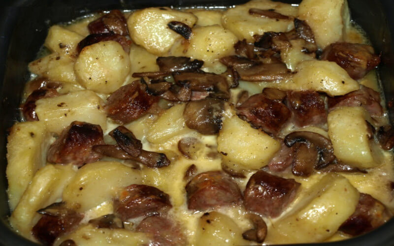 Gratin aux pommes de terre saucisses et fromage à raclette