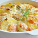 Pommes de terre au saumon fumé gratinées au four