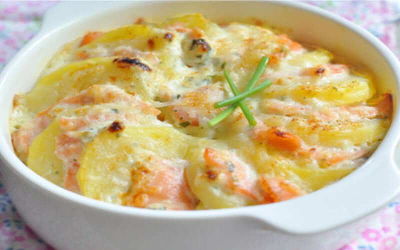 Pommes de terre au saumon fumé gratinées au four