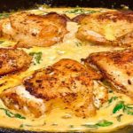 Poulet et épinards dans une sauce crémeuse au paprika