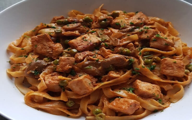 Tagliatelles au poulet façon stroganoff