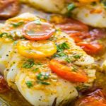 Cabillaud aromatisé au vin blanc, tomate et au basilic