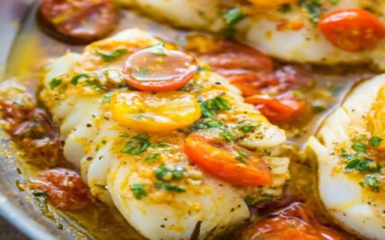 Cabillaud aromatisé au vin blanc, tomate et au basilic