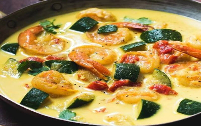 Curry de courgettes et de crevettes au lait de coco