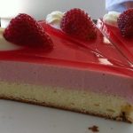 Bavarois aux fraises sur génoise