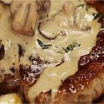 Bifteck poêlé au beurre à l'ail et à la sauce crémeuse aux champignons