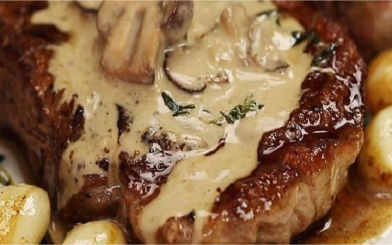 Bifteck poêlé au beurre à l'ail et à la sauce crémeuse aux champignons