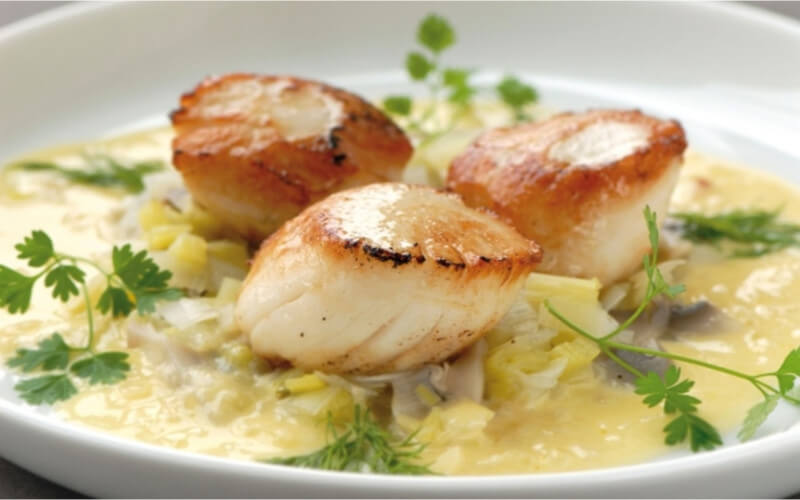 Coquilles Saint-Jacques, légumes et sauce beurre blanc