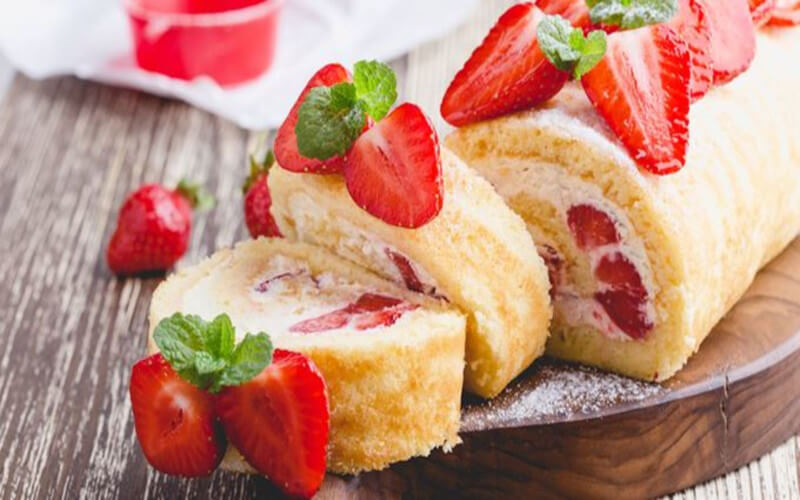 Gâteau roulé aux fraises et fromage blanc léger