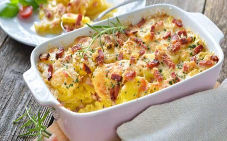 Gratin de pommes de terre au lardons à l’ail
