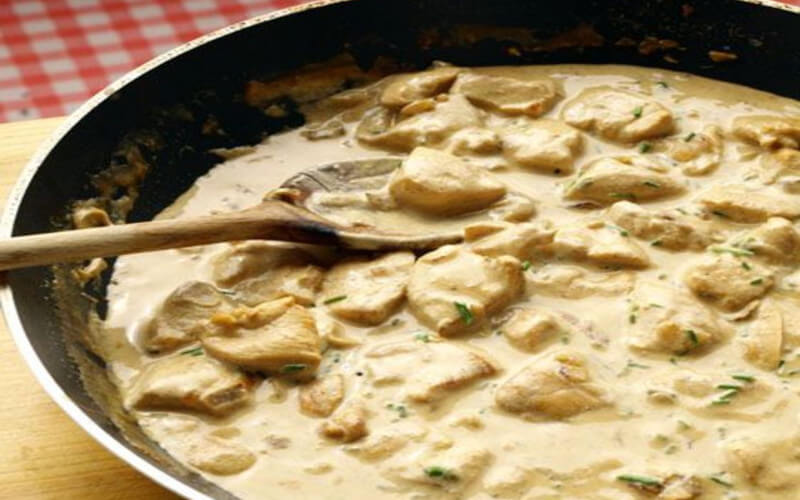 Poulet à la crème et aux champignons plat idéal