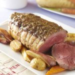 Rôti de boeuf à la moutarde, pommes de terre et carottes au four