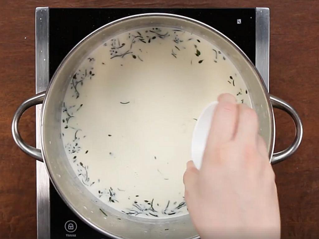 Comment préparer les Pâtes crémeuses aux crevettes et aux fines herbes etape 4