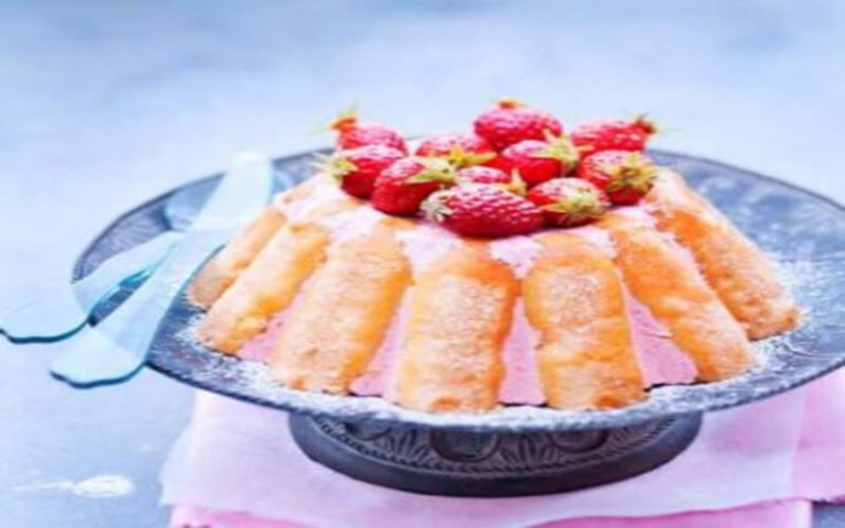 Charlotte aux fraises à la crème liquide