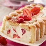 Charlotte légère aux fraises et framboises