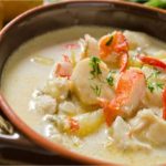 Chaudrée de fruits de mer au ricard et croûtons aux tomates