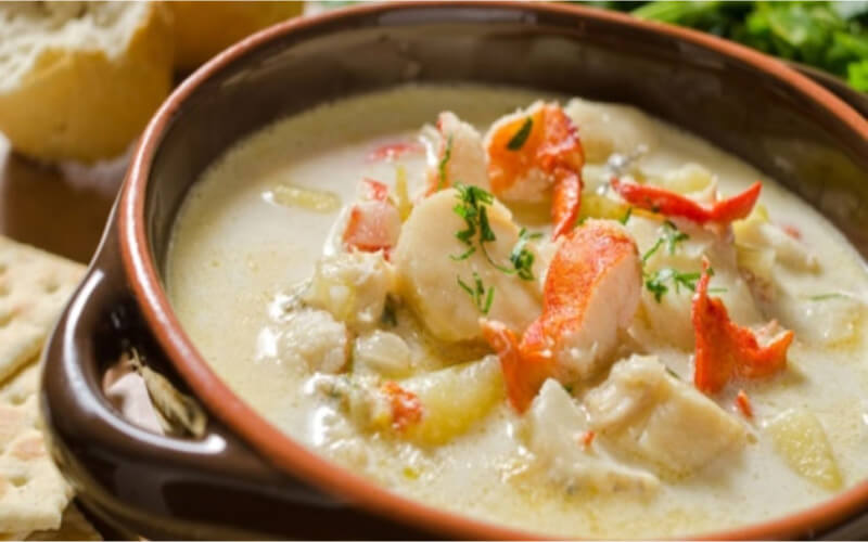 Chaudrée de fruits de mer au ricard et croûtons aux tomates