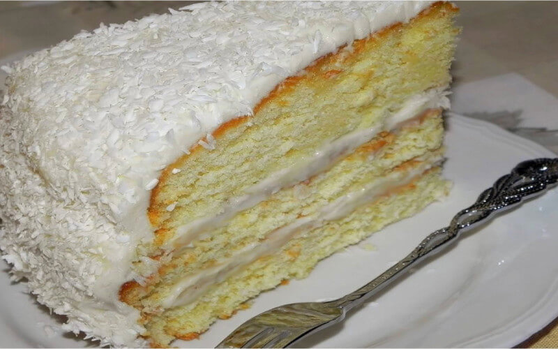 Gâteau à étages parfumé à la noix de coco et la crème fraîche