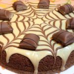 Gâteau aux Kinder Bueno riche et calorique