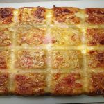 Gâteau aux pommes de terre, jambon et vache qui rit