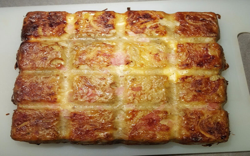 Gâteau aux pommes de terre, jambon et vache qui rit