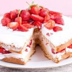 Gâteau glacé aux fraises très délicieux