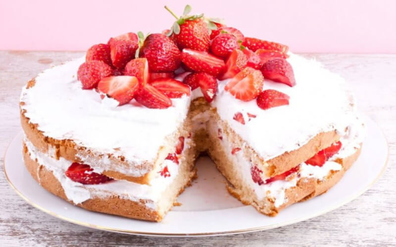 Gâteau glacé aux fraises très délicieux