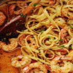 Pâtes aux crevettes à l'ail, persil prêtes en 15 minutes