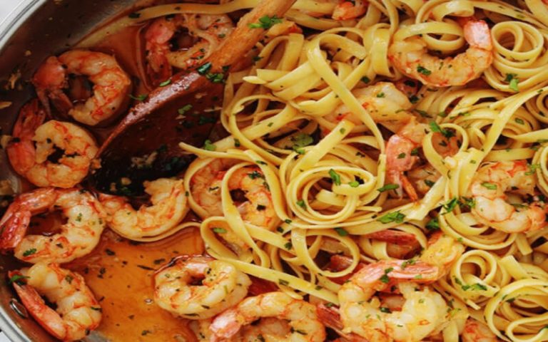 Pâtes aux crevettes à l&rsquo;ail, persil prêtes en 15 min
