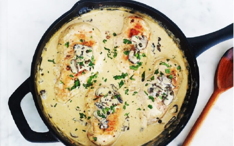 Poulet sauce au poivre vert, champignons et crème