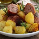 Saucisses et pommes de terre gratinées au four
