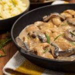 Suprêmes de volaille, sauce aux champignons